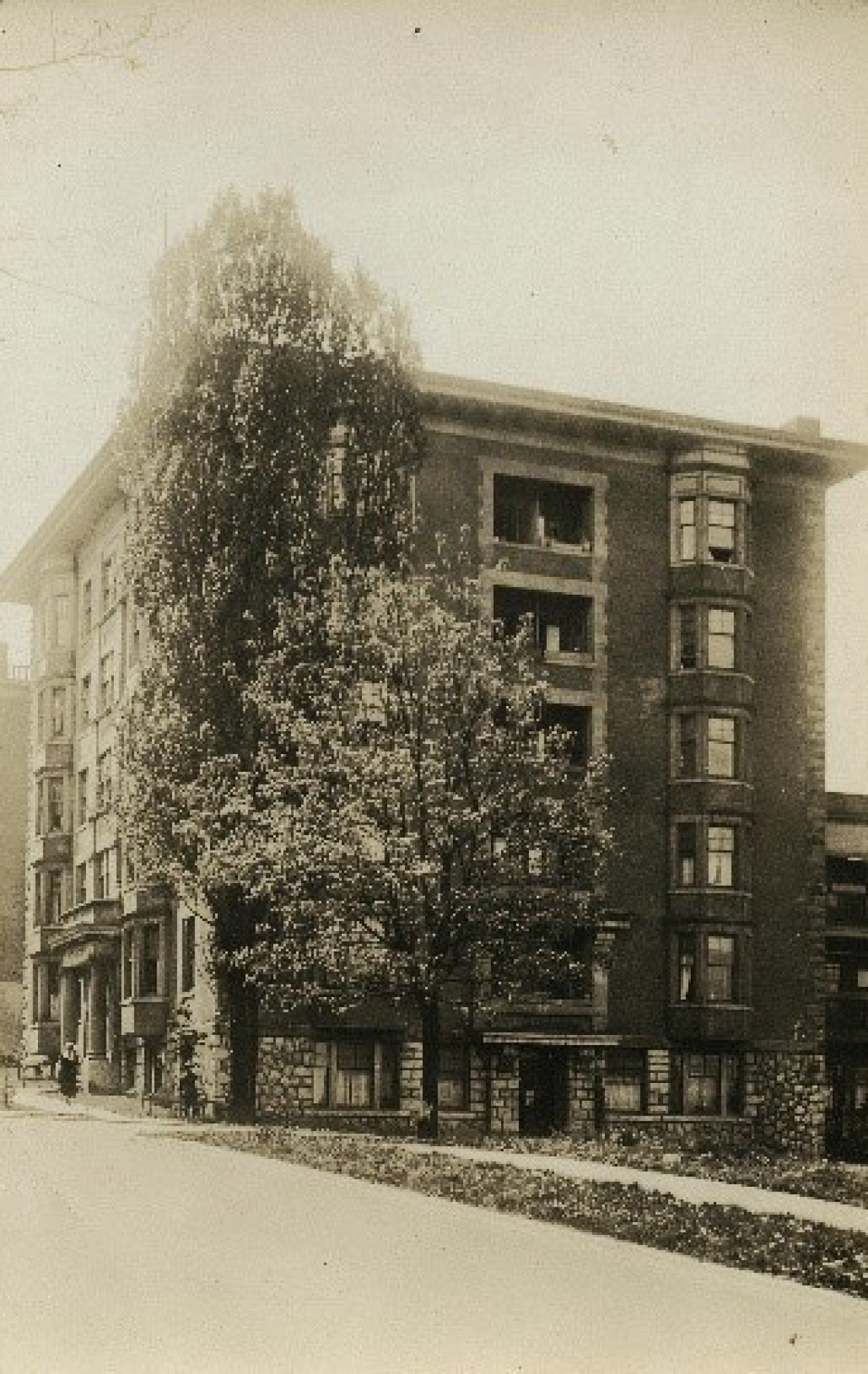 Stadacona Apartments (between 1910 and 1940). Source: UBC Open Collections Uno Langmann Family Collection of B.C. Photographs. UL_1668_0014