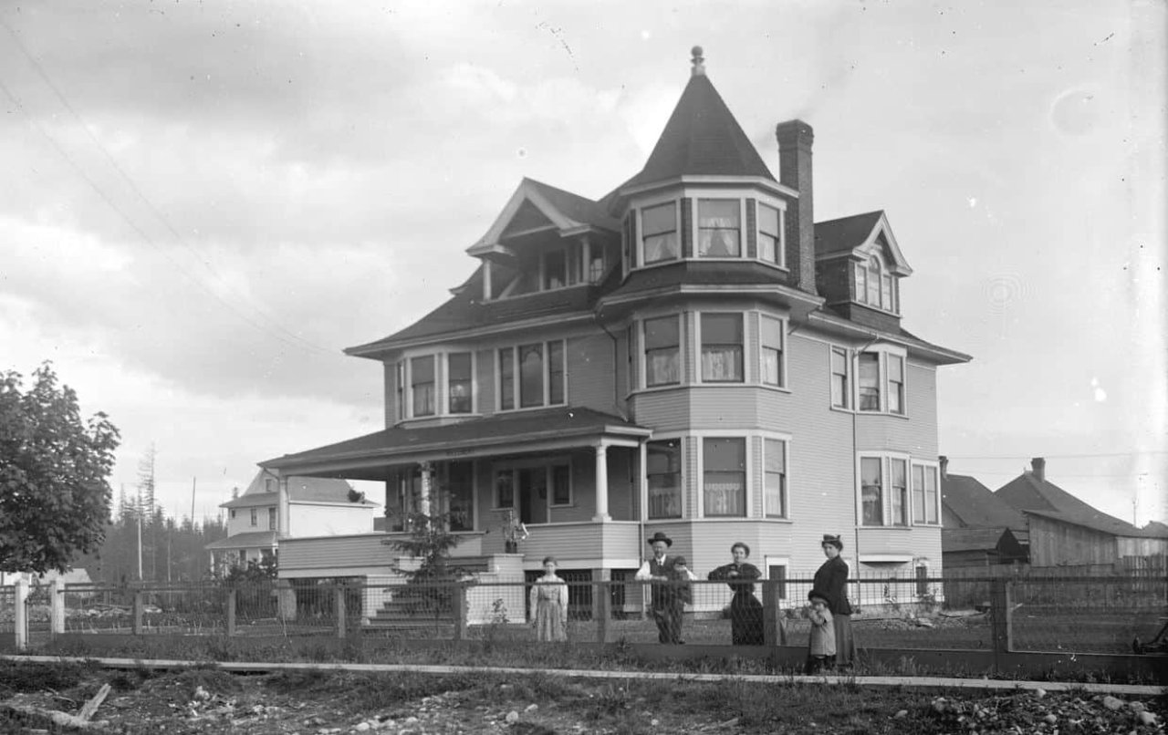 The Odlum family at 1774 Grant Street c. 1908. Source: http://evelazarus.com/vancouvers-odlum-family-and-their-fabulous-houses/odlum-1710-grant/