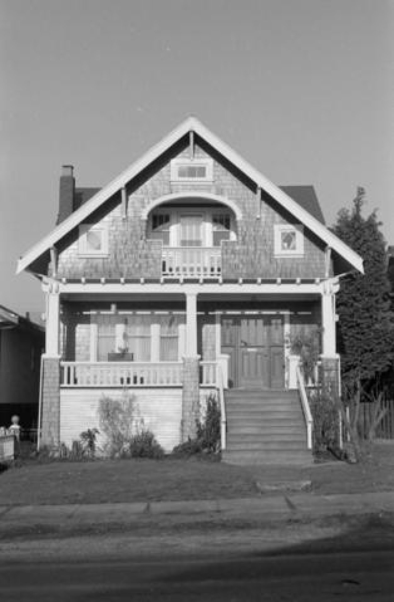 2627 Dundas Street c. 1985

Source: City of Vancouver Archives Item : CVA 791-0512 - 2627 Dundas Street