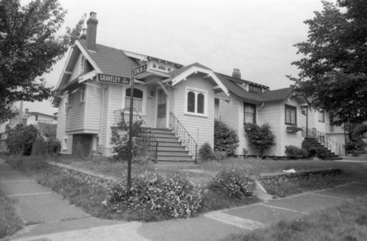 2011 (left) and 2003 (right) Graveley Street (right) c. 1985. Source: City of Vancouver Archives 790-0159