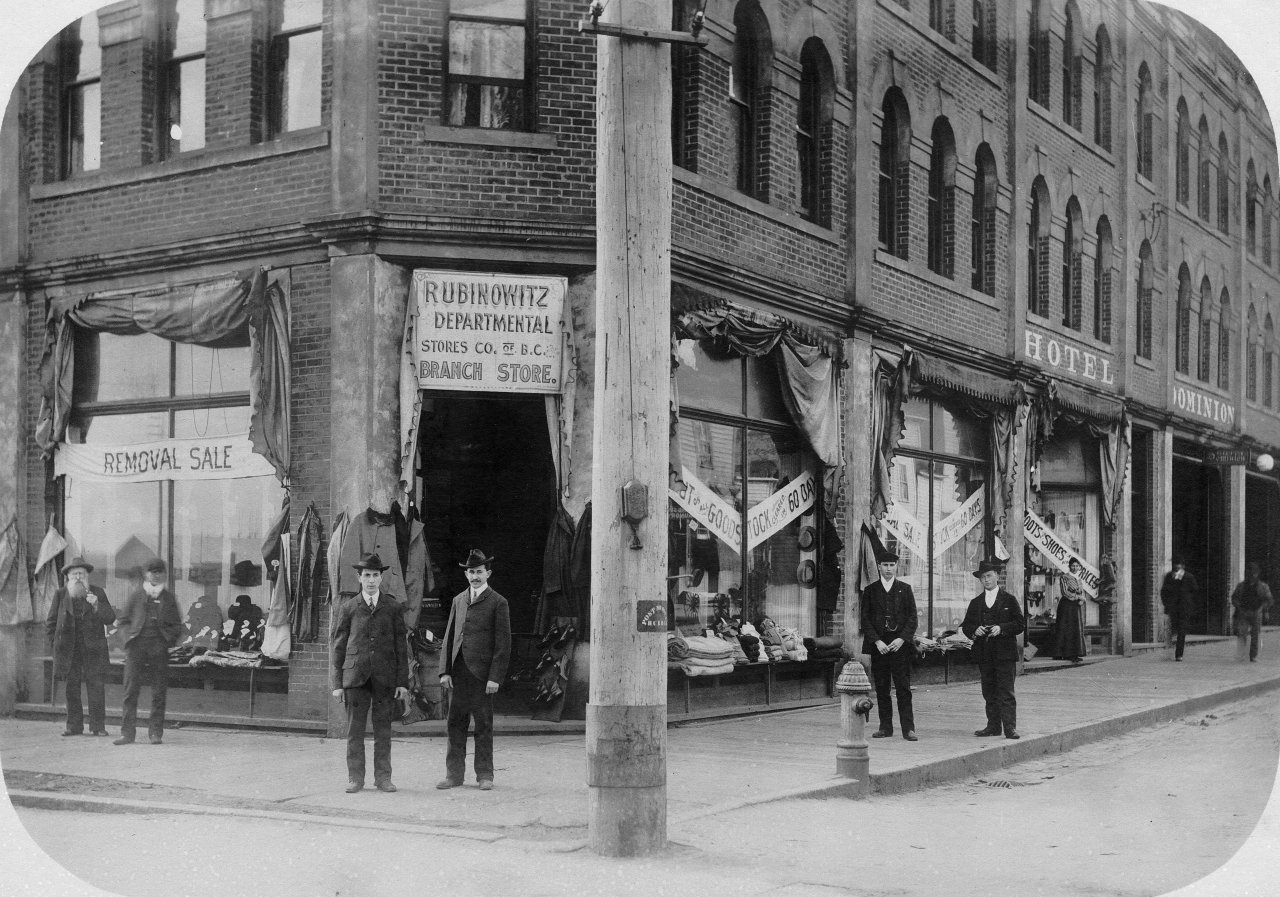 Rubinowitz Departmental Stores Co. at the corner of Water and Abbott Street in 1904 with Hotel Dominion to the right. Source: City of Vancouver Archives 492-36