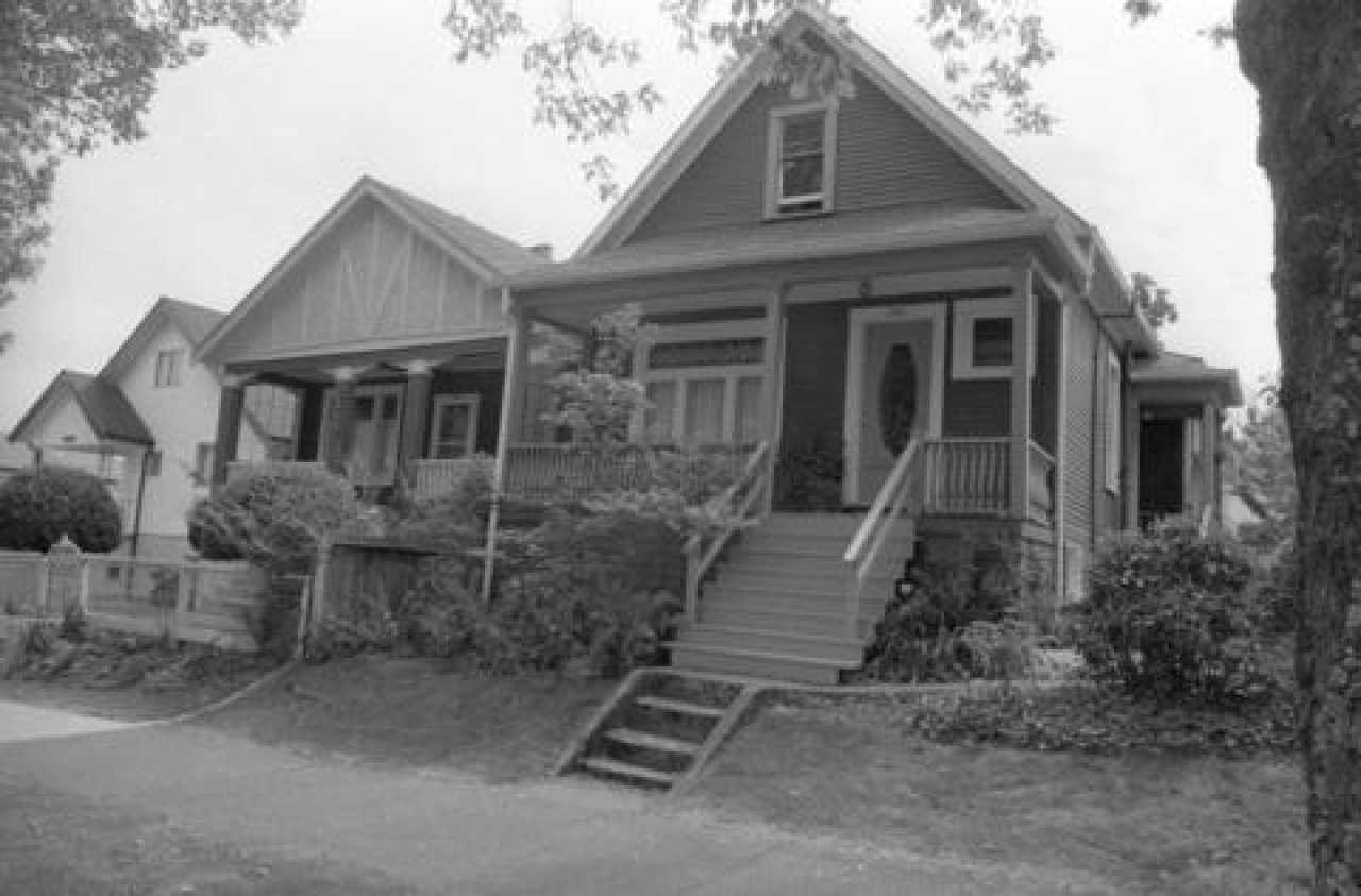 2168 Parker Street (right) c. 1985

Source: City of Vancouver Archives Item : CVA 790-0185 - 2162, 2168 Parker Street (cluster)